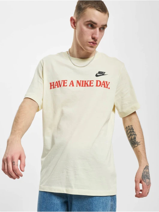 Nike Herren T-Shirt Ess Stmt 4 In Beige 1 Nike Herren T-Shirt Ess Stmt 4 In Beige