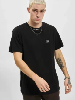 Unfair Athletics Herren T-Shirt Old English Dmwu In Schwarz